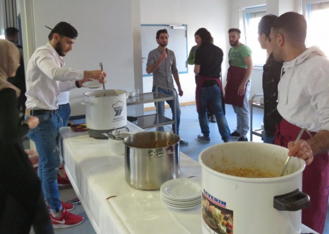 Hier das Küchenteam bei der Essensausgabe. Beide Suppen waren sehr lecker