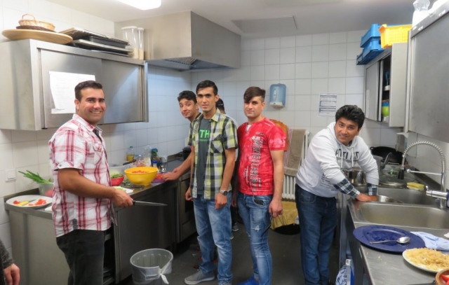 Ekram und Freunde bereiten den Salat vor. Draußen wurde der Reis gekocht