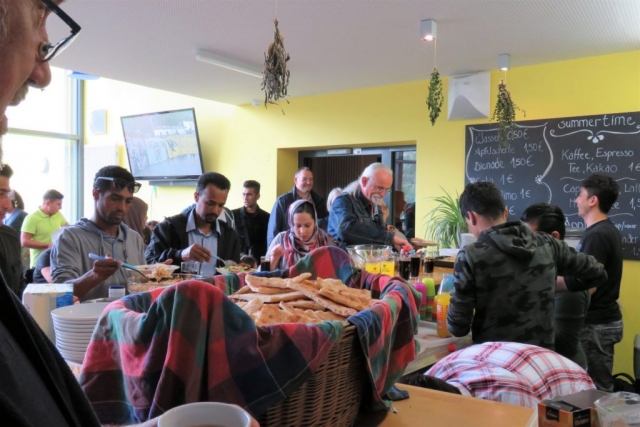 Die BesucherInnen versorgen sich mit Essen