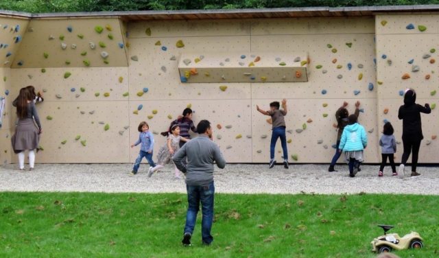 Fast alle Kinder probierten die Kletterwand aus