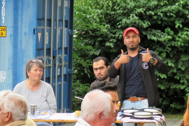 Lokman, Talal und Brigitte buken wieder schmackhafte Waffeln